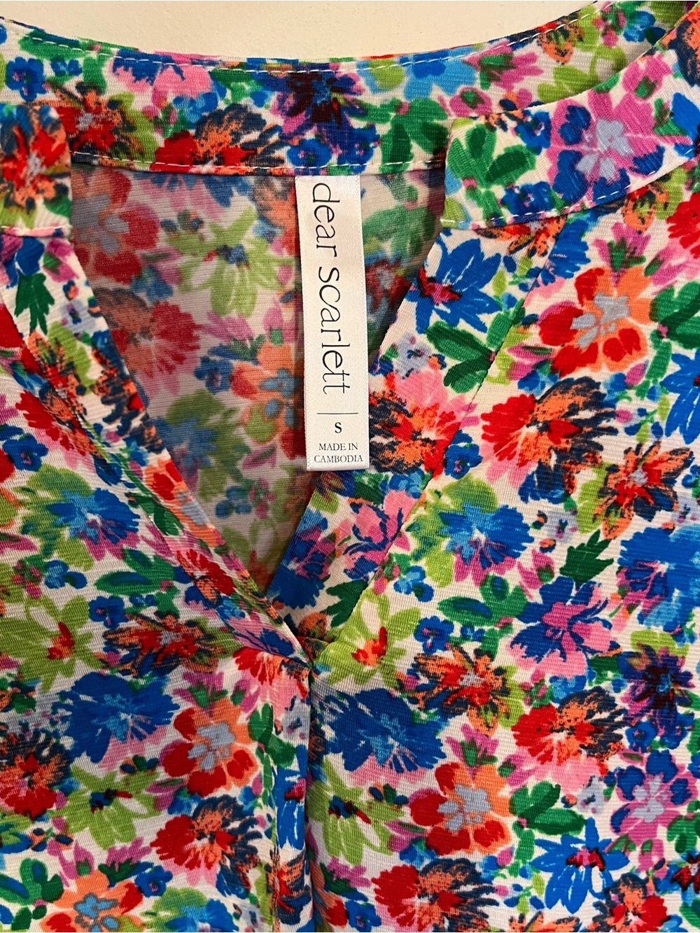 Dear Scarlett Short Sleeve Floral Top Vibrant Womens Small V Neck Flowy Stretch - Picture 3 of 5